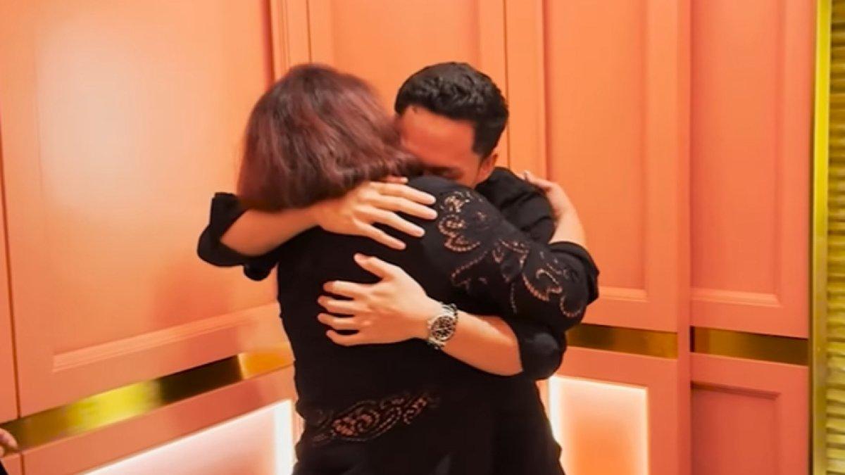 Luh Gede Herryani memeluk Azriel Hermansyah