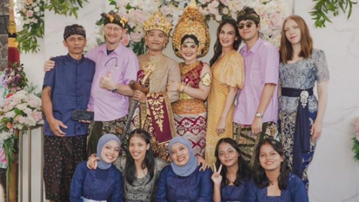 Luna Maya foto bersama keluarga besar Maxime Bouttier