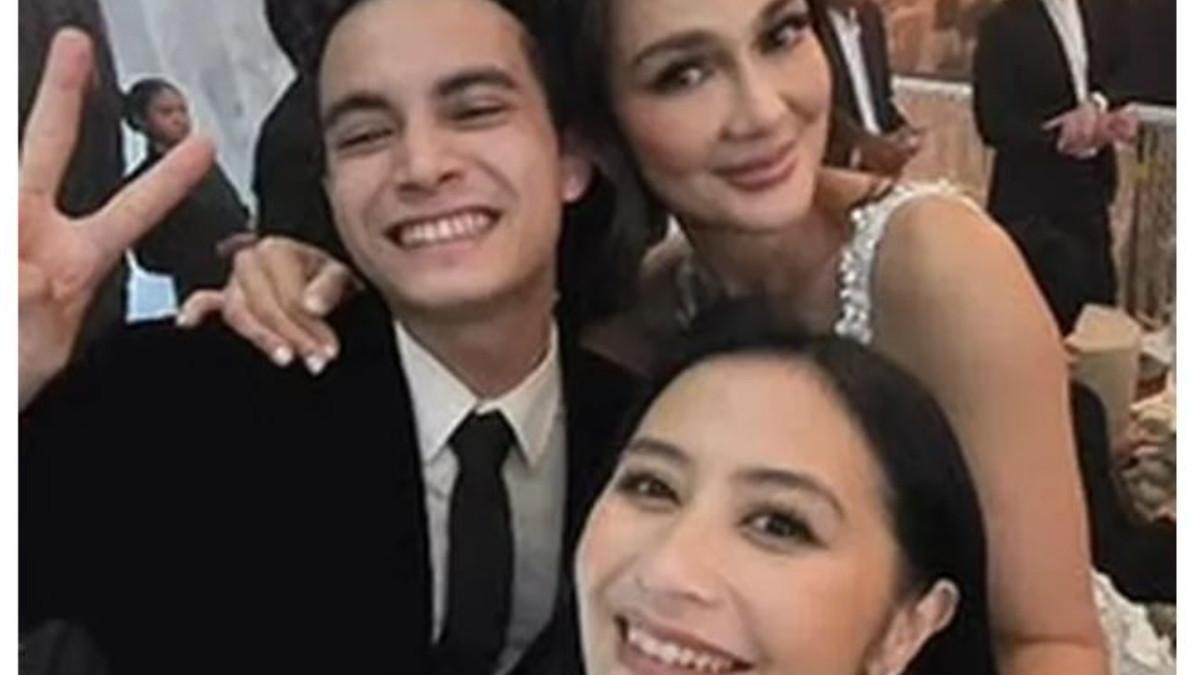 PRILLY LATUCONSINA HADIRI PERNIKAHAN MANTAN - Luna Maya juga tampak berfoto bersama Prilly dan Omara, menciptakan momen kebersamaan yang manis di tengah gemerlap resepsi.
