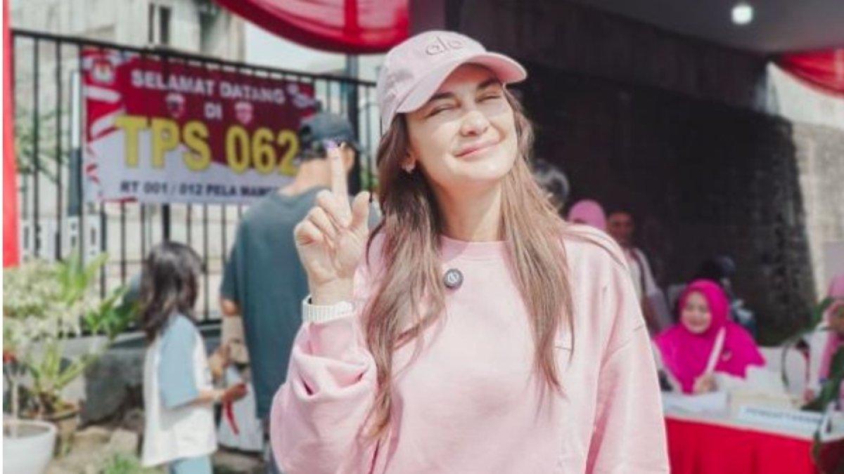 Luna Maya memilih busana serba pink di hari pencoblosan.