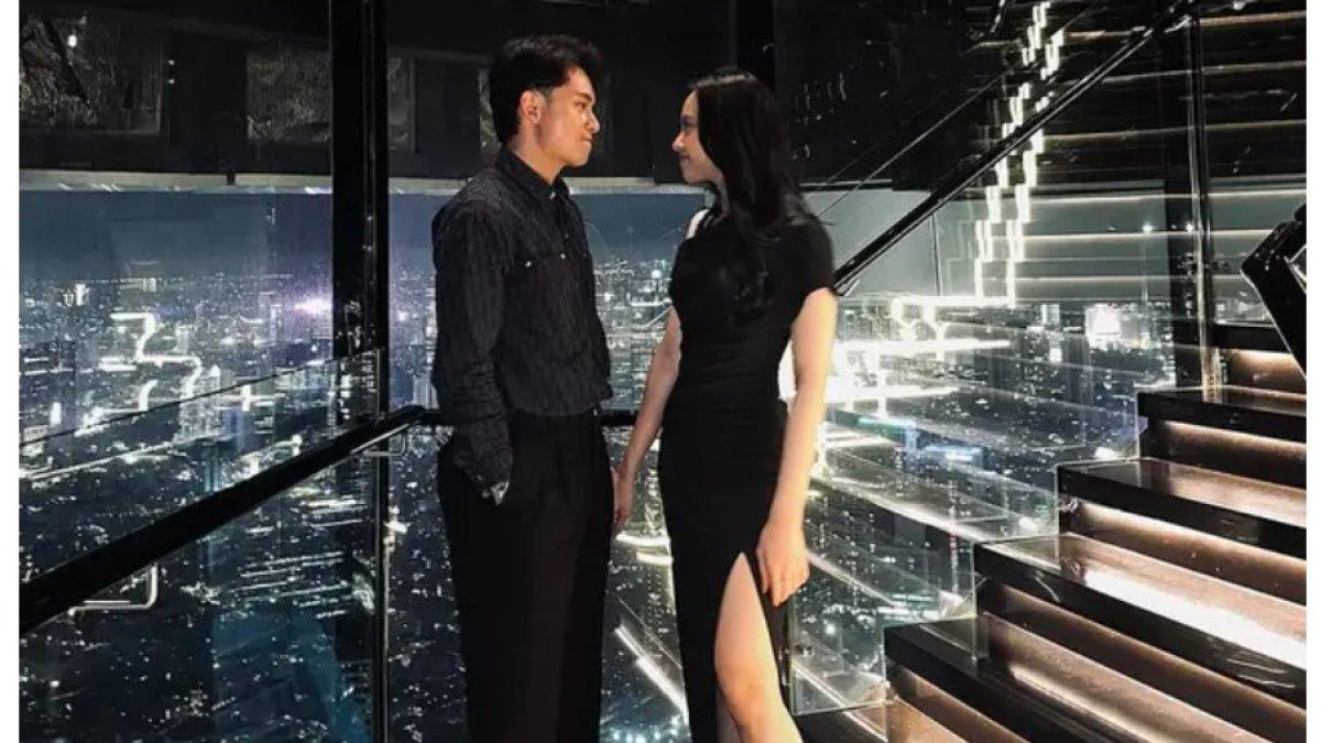 Lyodra membagikan potret bersama Randy Martin yang memperlihatkan keduanya mengenakan busana hitam serasi. 