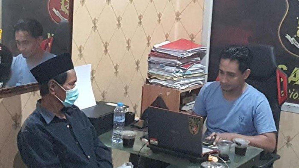 M, pelaku pembacokan S, yang merupakan selingkuhan menantunya, saat diperiksa penyidik Satreskrim Polres Pamekasan, Madura, Kamis (19/10/2023) malam.