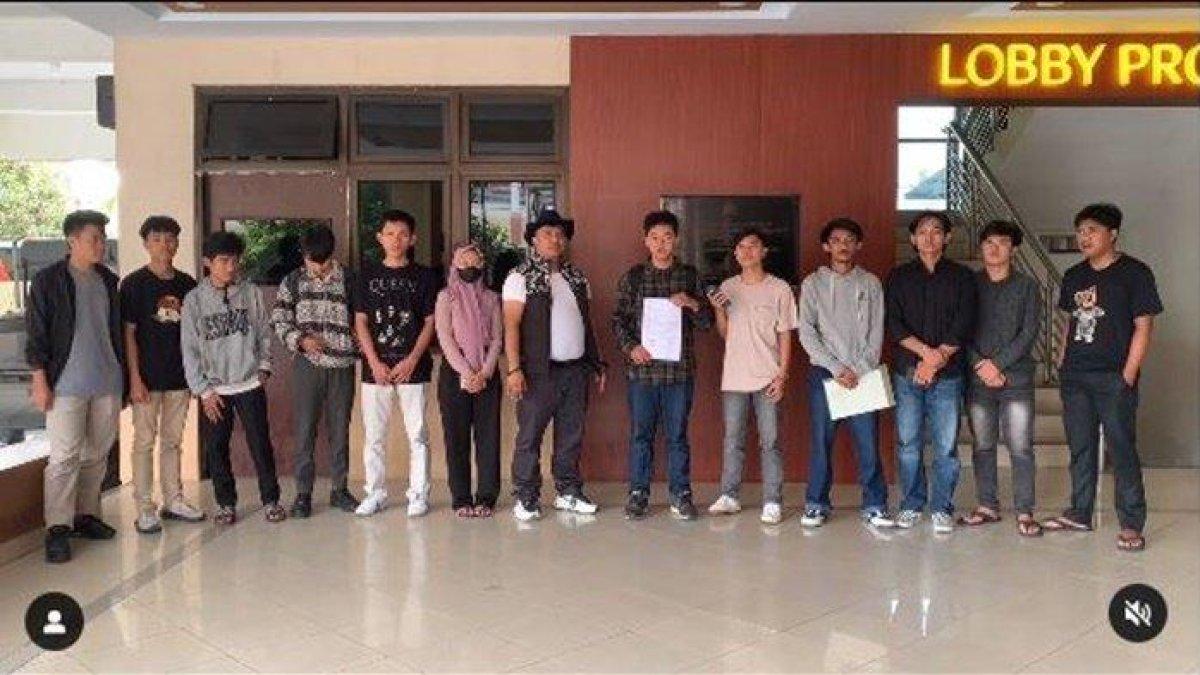 MF didamping kuasa hukum Teuku Rizkiansyah, SH saat melaporkan pihak yang menuduhnnya melakukan kekerasan seksual ke Polda DIY, Sabtu (11/11/2023)