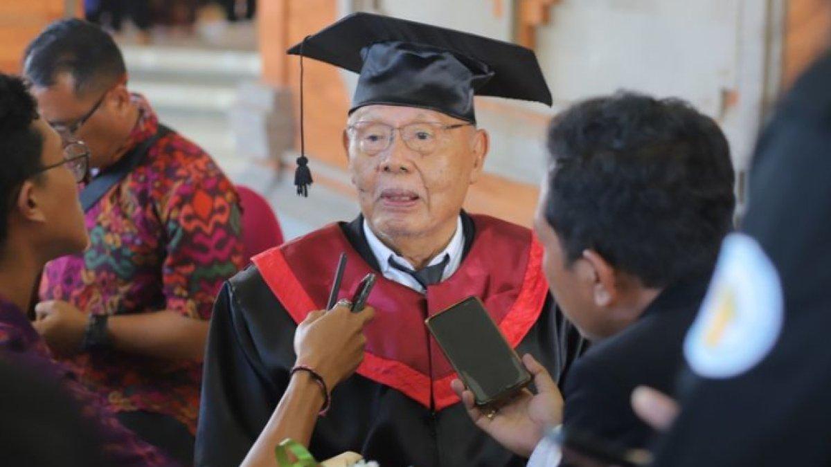 Made Tawa, wisudawan tertua Sekolah Tinggi Agama Hindu (STAH) Negeri Mpu Kuturan Singaraja, Bali