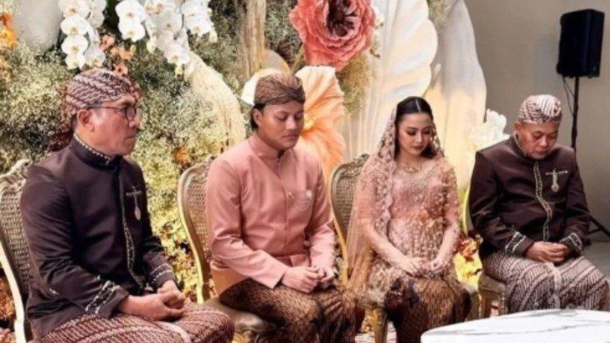 Mahalini dan Rizky Febian terlihat mengenakan busana adat Sunda.
