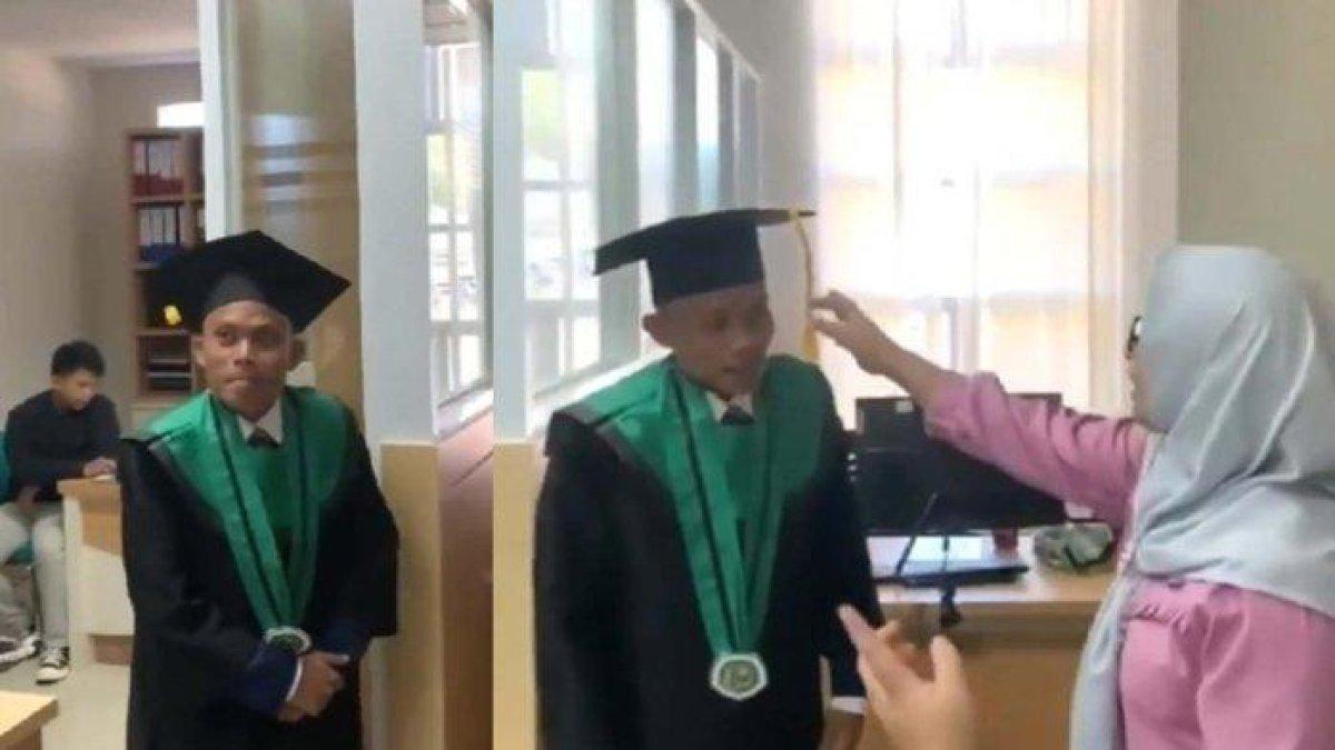 Mahasiswa IAIN Sultan Amai Gorontalo menjalani wisuda seorang diri karena telat menghadiri upacara wisuda