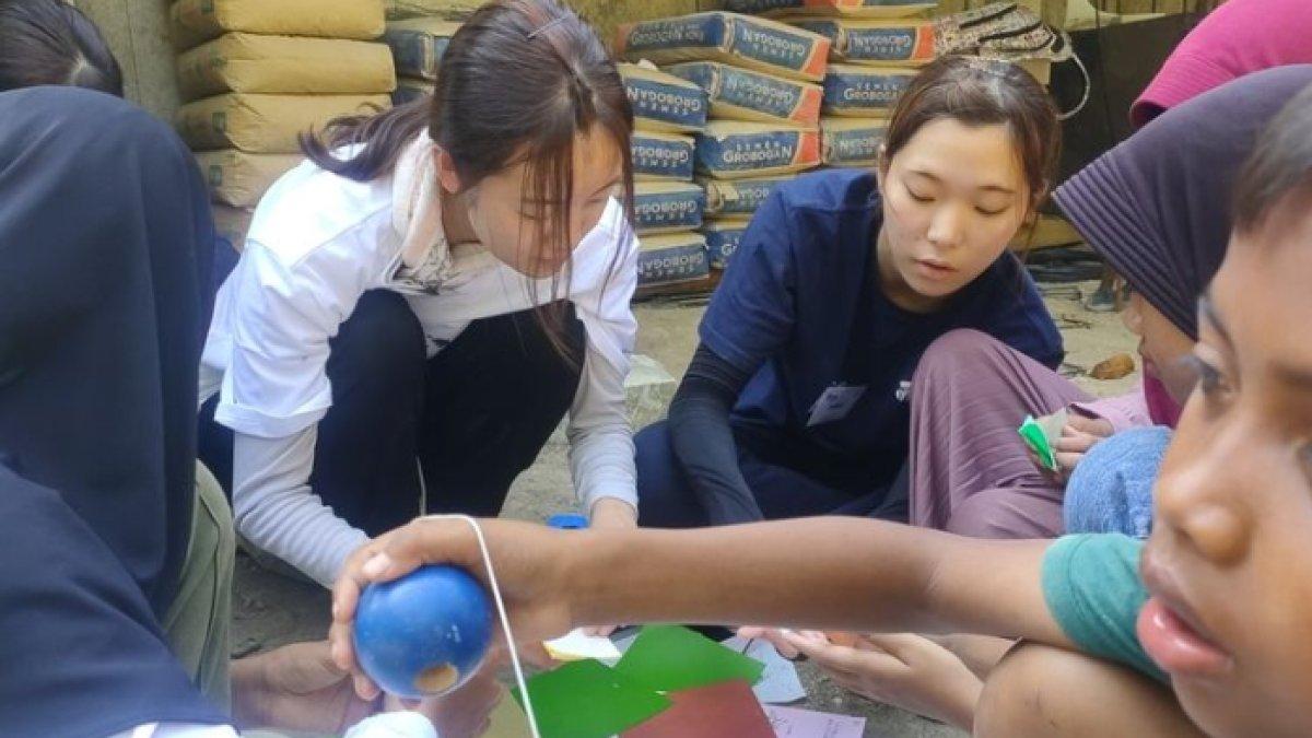 Mahasiswa Jepang mengenalkan origami pada anak-anak di RT 3 RW 2 Pedukuhan Kemiri, Kalurahan Kaligung, Kapanewon Sentolo, Kabupaten Kulon Progo Daerah Istimewa Yogyakarta.