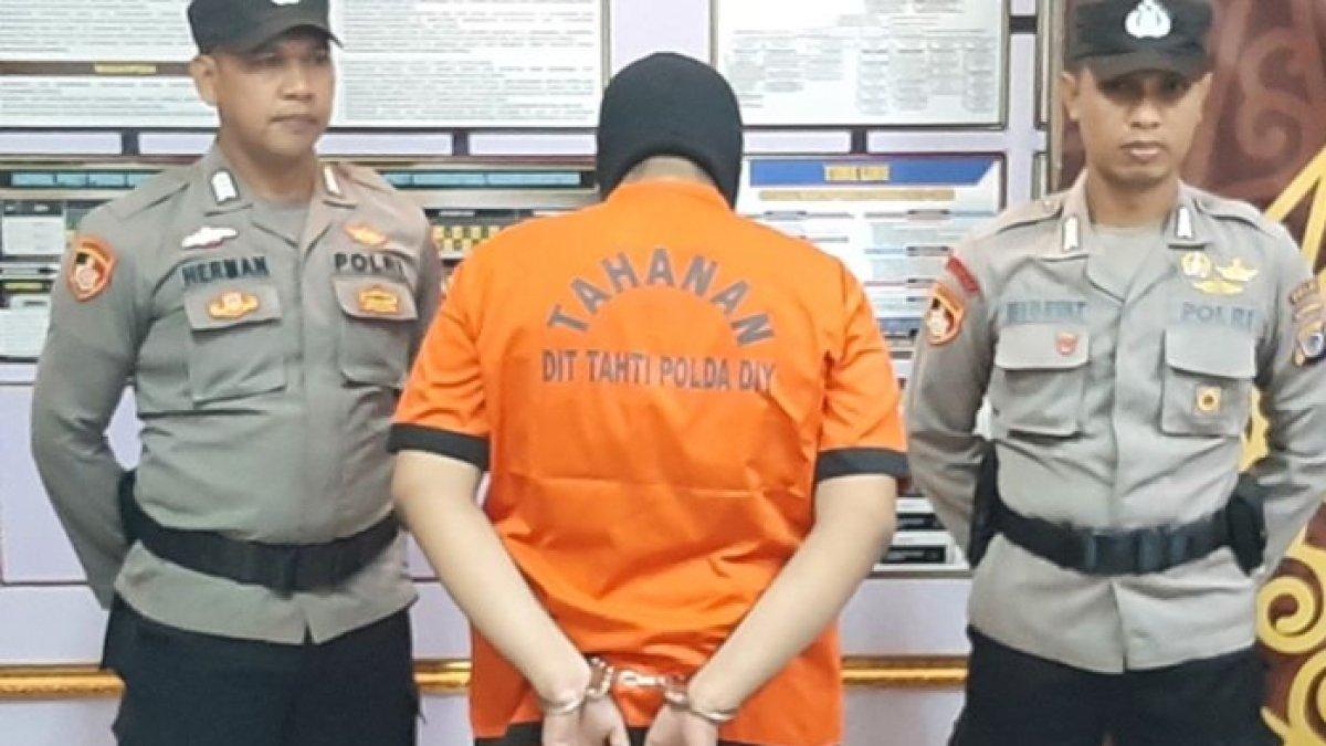 Mahasiswa berinisial RAN (19) ditetapkan sebagai tersangka karena penyebaran berita bohong atau hoaks.