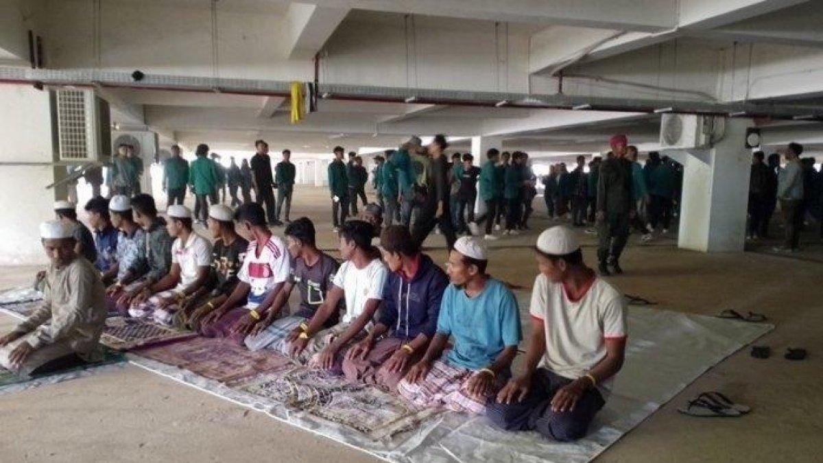 Para mahasiswa yang melakukan aksi demonstrasi penolakan etnis Rohingya masuk ke kawasan penampungan sementara etnis Rohingya di Balai Meuseraya Aceh (BMA) di Lampriet, Banda Aceh