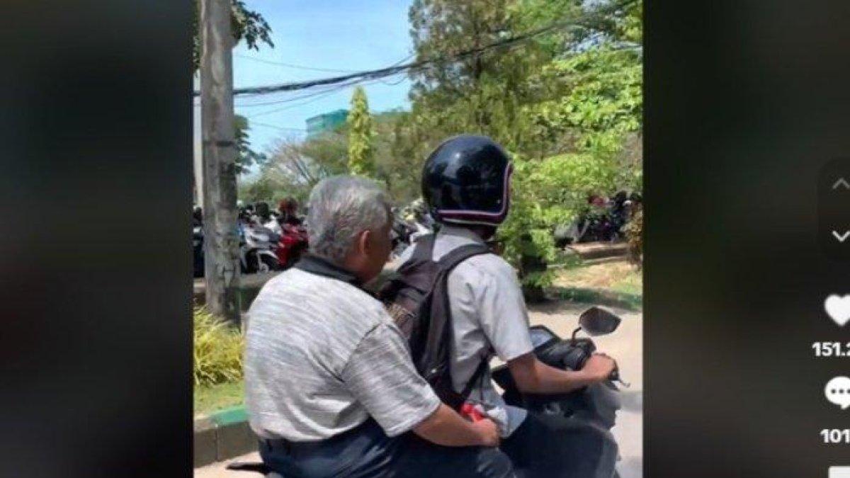 Mahasiswa mengajak kakeknya ke kampus