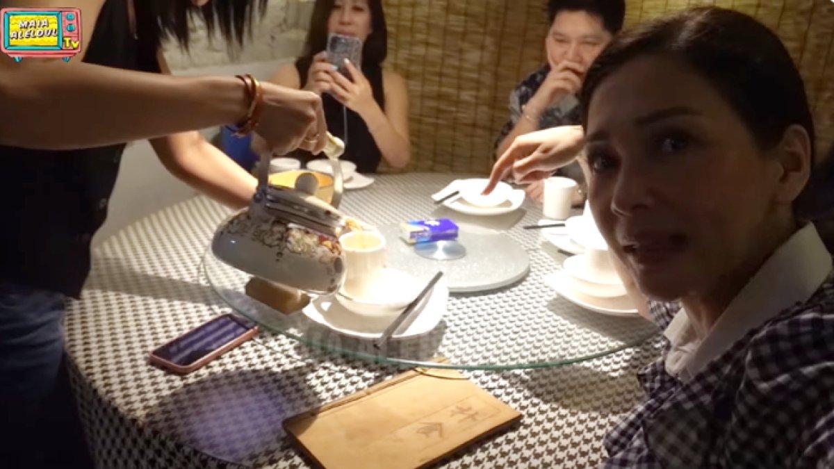 Maia Estianty takjub melihat tradisi unik sebelum makan yakni mencuci alat makan dengan air teh.