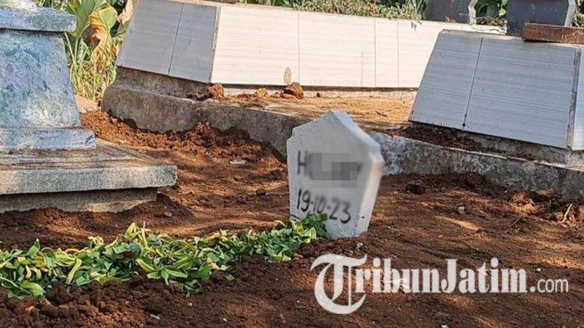 Makam H, warga yang dibunuh oleh tetangganya sendiri, Samidi, di Desa Ganjaran, Kecamatan Gondanglegi, Kabupaten Malang, Kamis (19/10/2023). Samidi tega membacok H karena menduga H menyantet istrinya hingga meninggal.