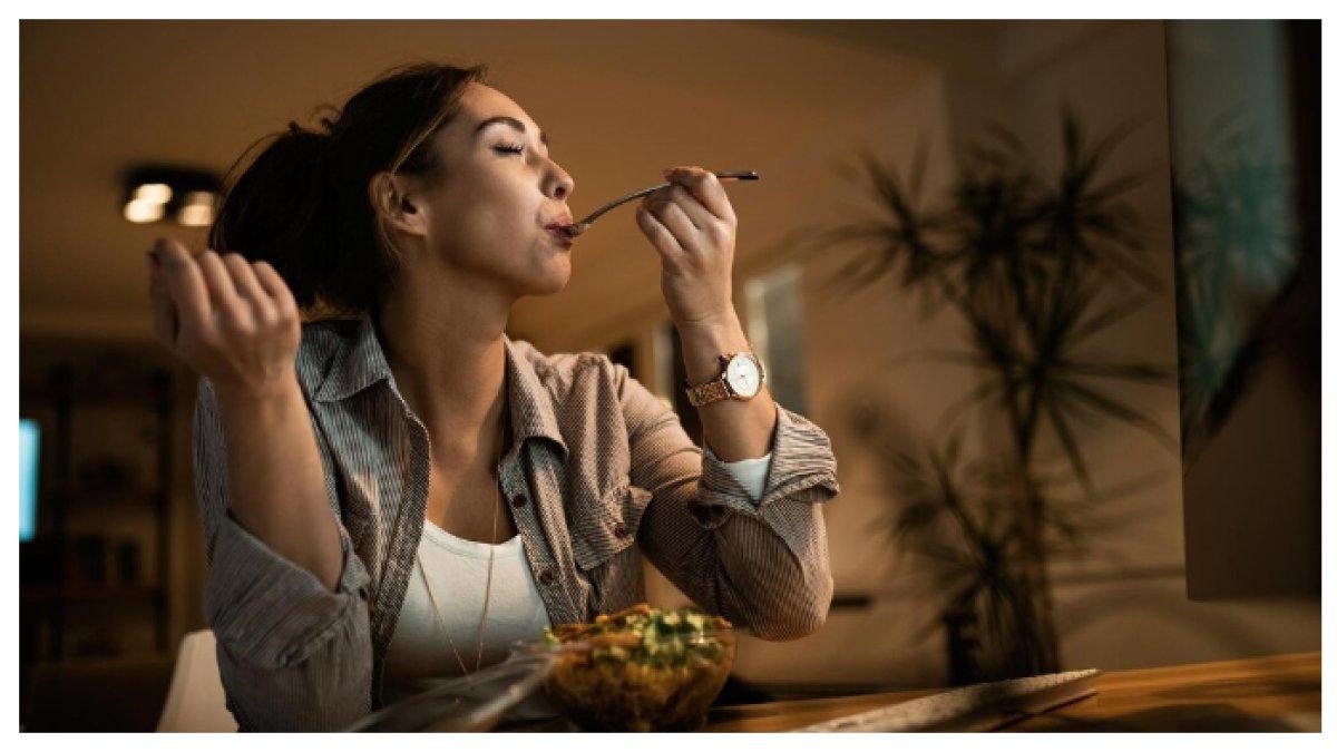 MAKAN MALAM - Faktanya, waktu makan tidak berpengaruh langsung terhadap berat badan Anda. Yang lebih penting adalah jumlah kalori yang akan di kunsumsi setiap hari ke dalam tubuh kita.