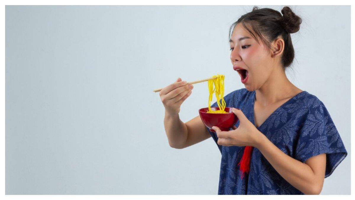 MAKAN MIE -  Makan berlebihan dapat berdampak buruk bagi kesehatan. Penting untuk mendengarkan tubuh, makan dengan sadar, dan menjaga keseimbangan agar tetap sehat.