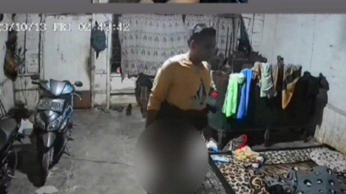 Maling di Lamongan terekam CCTV hanya pakai celana dalam saat beraksi