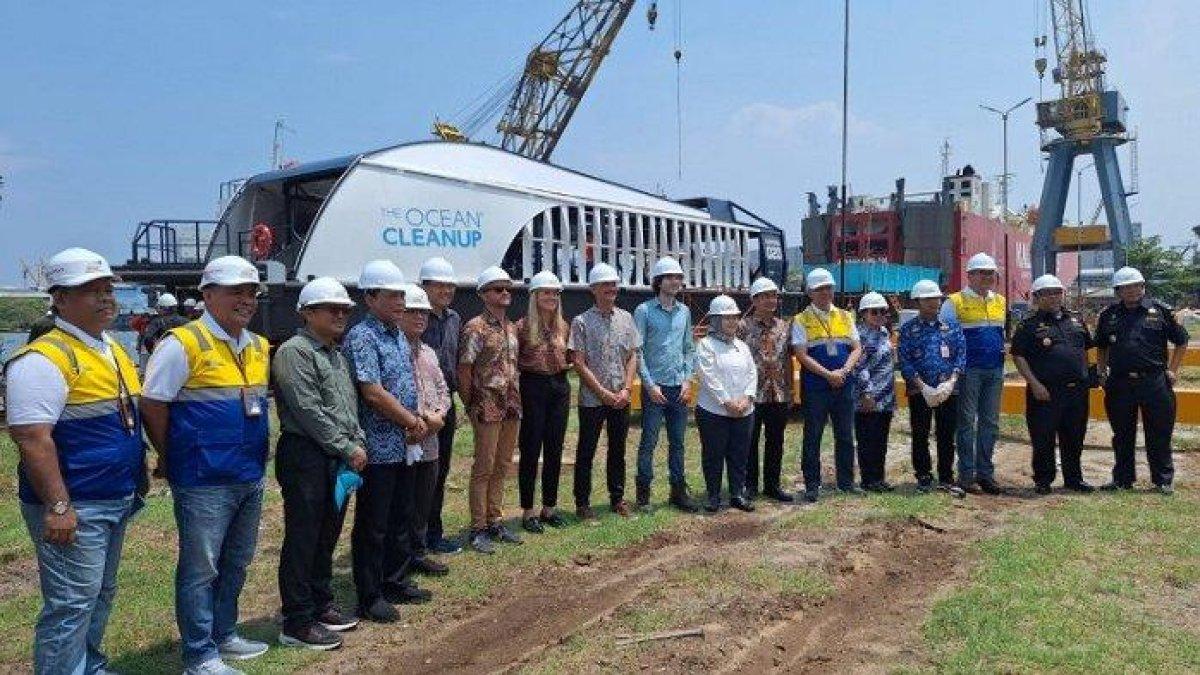 Manajemen band asal Inggris Coldplay memberikan sumbangan Kapal Neon Moon II kepada Pemkab Tangerang untuk mengatasi sampah di Sungai Cisadane, Senin (20/11/2023). Harga kapal itu Rp 12 miliar.