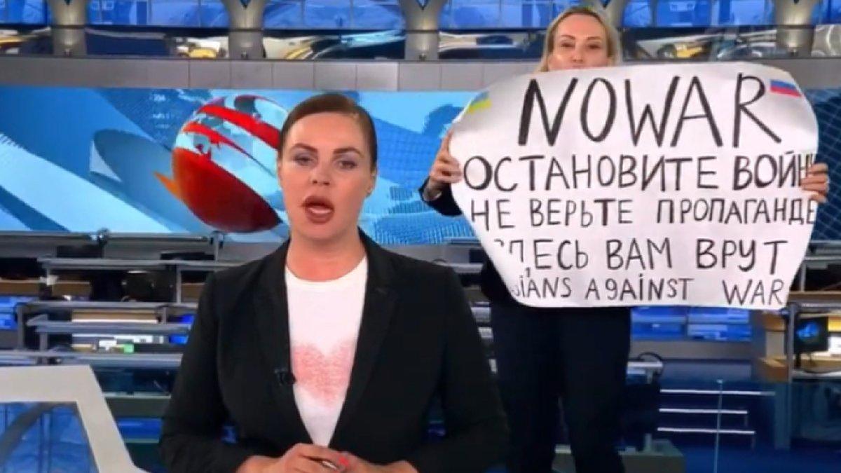 Marina Ovsyannikova, reporter Rusia memprotes serangan Rusia ke Ukraina di siaran langsung stasiun tv pemerintah.
