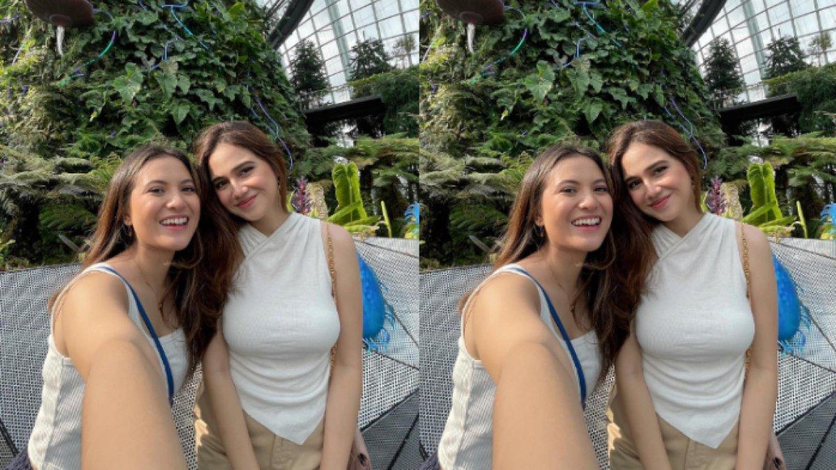 Marsha Aruan dan Syifa Hadju selfie memakai outfit yang mirip
