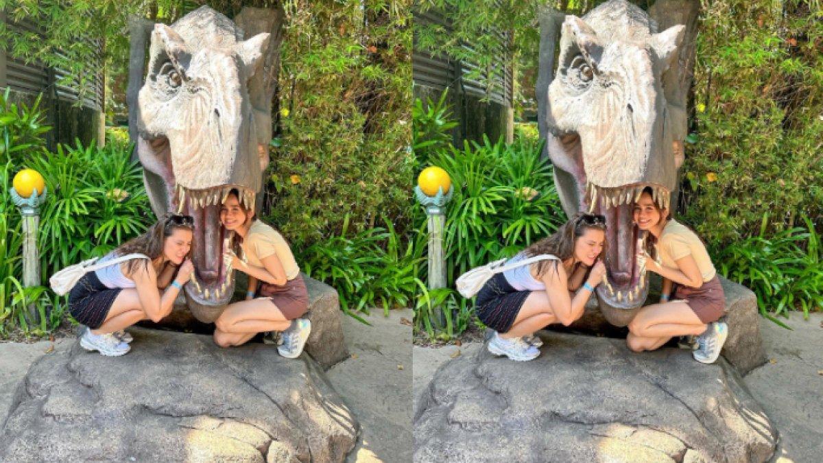 Marsha Aruan dan Syifa Hadju pose di patung dinosaurus