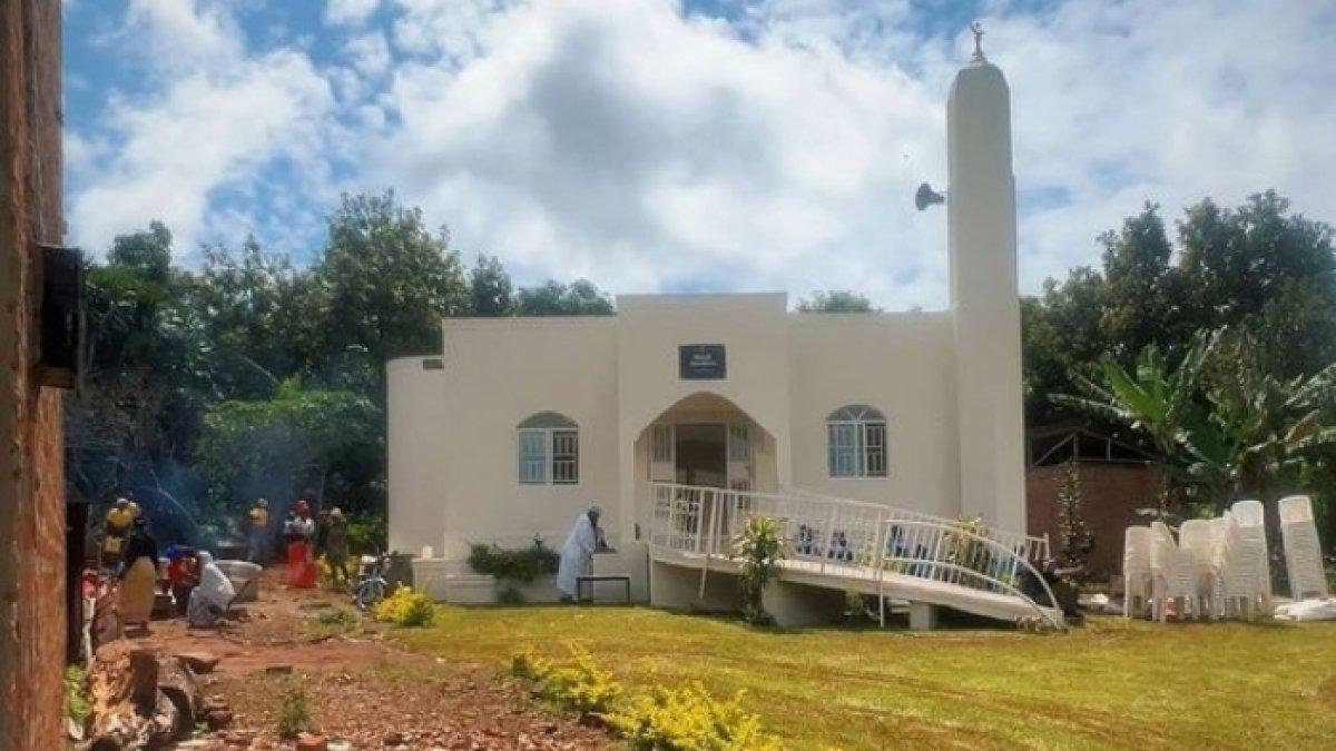 Masjid Indonesia di Uganda tampak asri dari kejauhan