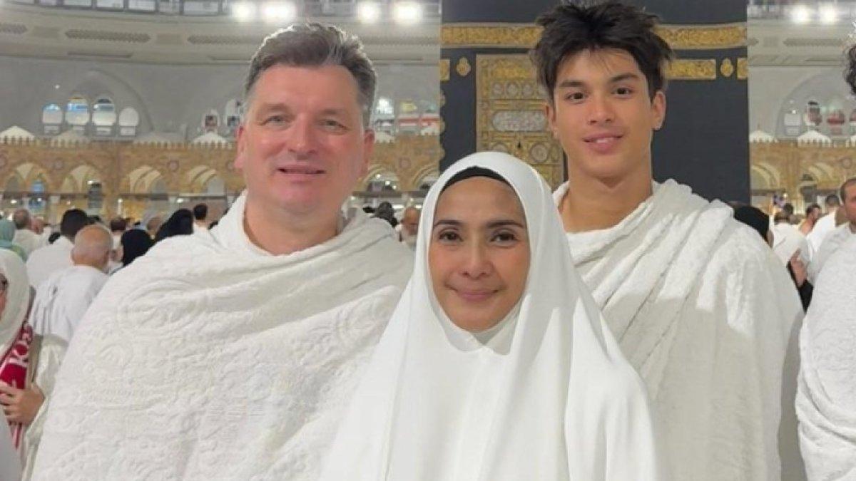 Maudy Koesnaedi menjadi salah satu selebriti yang pergi umrah di penghujung tahun 2024.