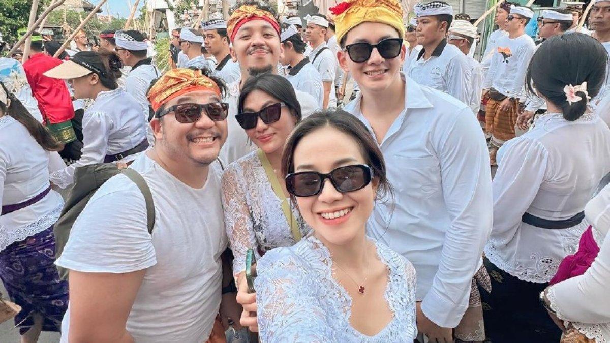 Mayang Lucyana awalnya dikenal sebagai adik dari mendiang Vanessa Angel. 