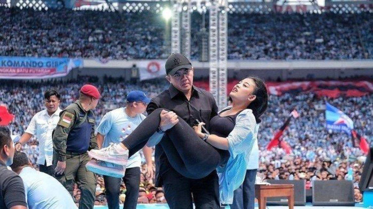 Mayor Teddy menggendong Keke yang pingsan ketika menghadiri kampanye akbar di Gelora Bung Karno