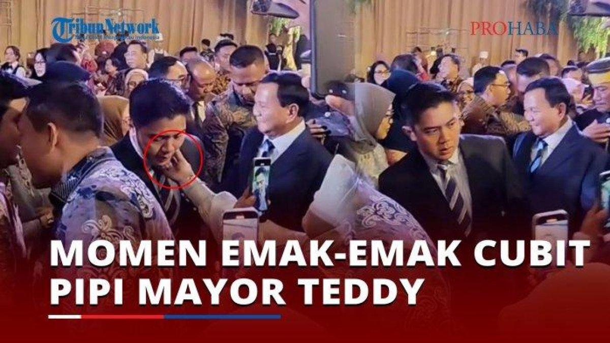 Mayor Teddy sempat dicubit oleh emak-emak.