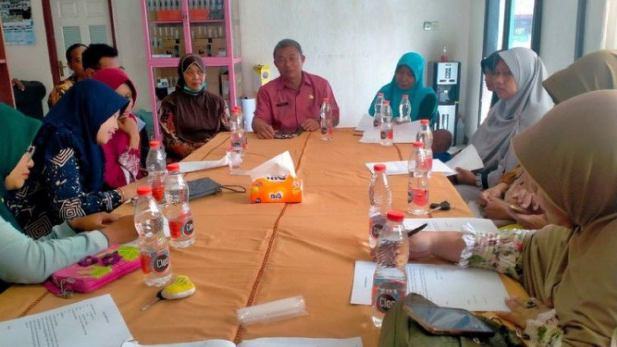 Mediasi yang dilaksanakan usai insiden siswi dibotaki di SMPN 1 Sukodadi, Lamongan, Jawa Timur.