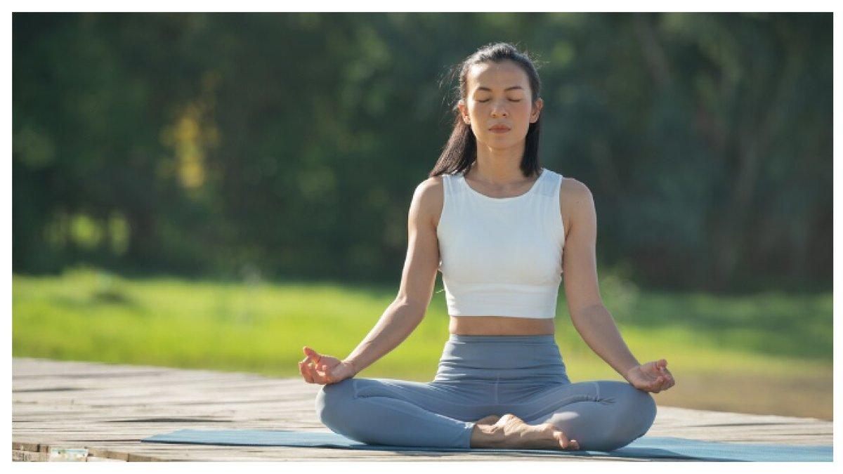 MEDITASI SENDIRI - Meditasi membantu kita mengamati pikiran dan emosi dengan lebih tenang.