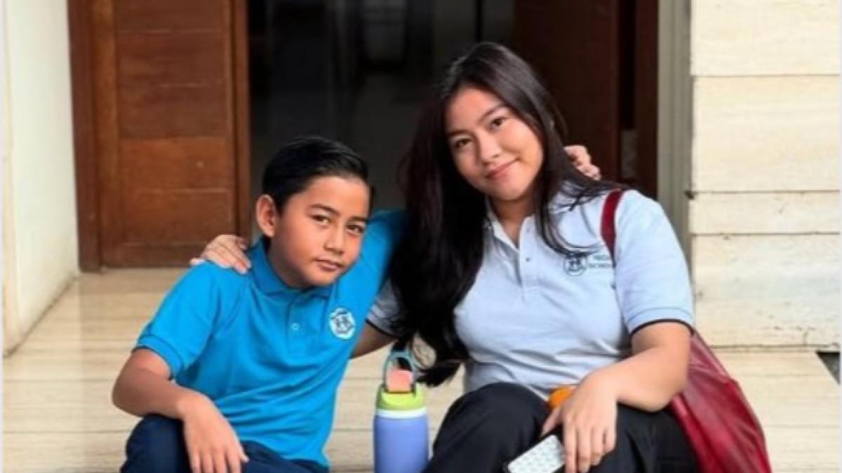 MOMEN MASUK SEKOLAH -  Meisya Siregar turut mengabadikan momen hari pertama anak-anaknya sekolah. 
