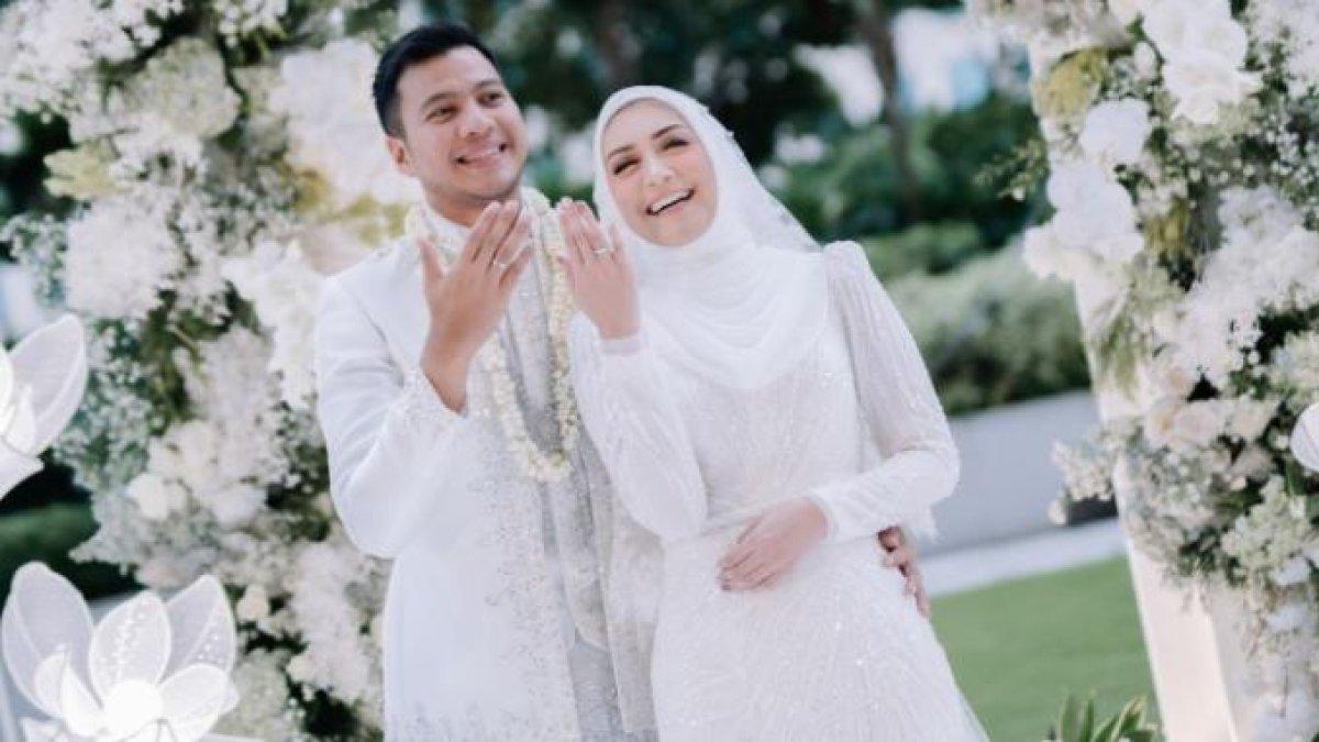 Melody dan Ilham memamerkan cincin di jari manis masing-masing.