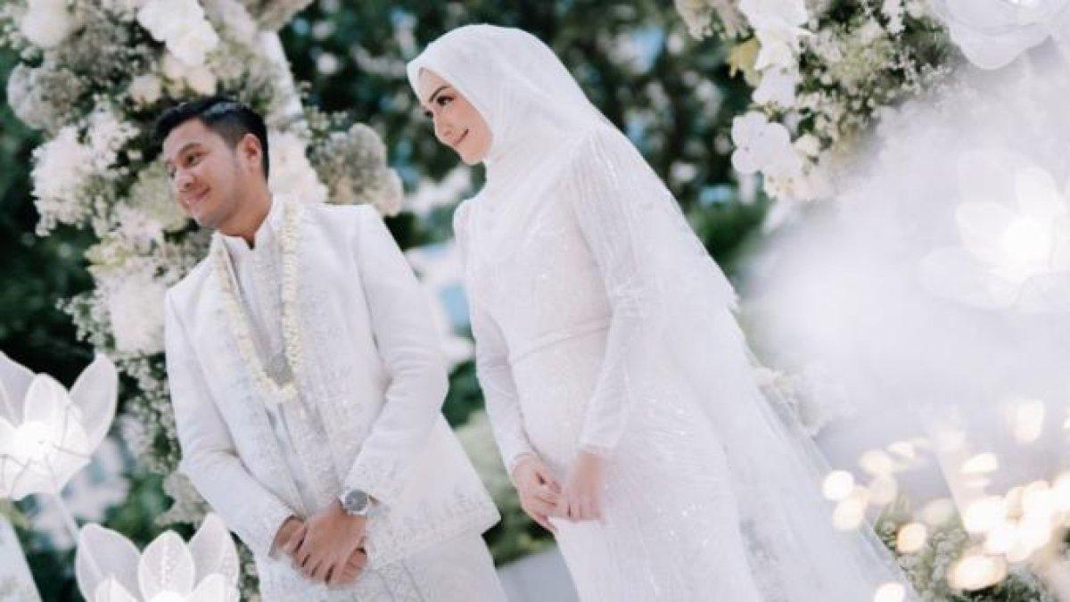 Melody dan Ilham tampil serasi memakai busana pengantin berwarna putih