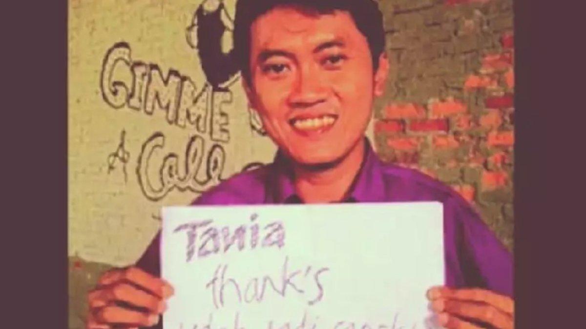Memiliki banyak penggemar, Arya Wiguna pun mengucapkan rasa terima kasihnya. Seperti di foto tersebut, Arya Wiguna menuliskan di secarik kertas 'Tania thanks udah jadi fansku'.
