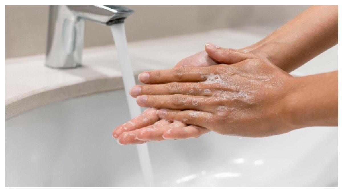 MENCUCI TANGAN - Cuci tangan terlebih dahulu sebelum menyentuh wajah agar kuman dan bakteri tidak berpindah ke kulit.