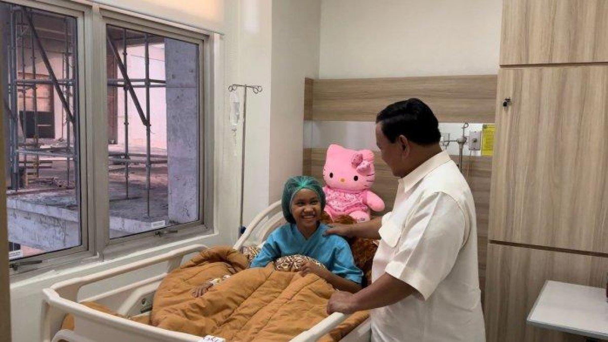 Menteri Pertahanan Prabowo Subianto menjenguk gadis kecil asal Sumatera Utara bernama Nabila, yang kakinya harus diamputasi karena menyelamatkan seekor kucing dari lindasan truk.