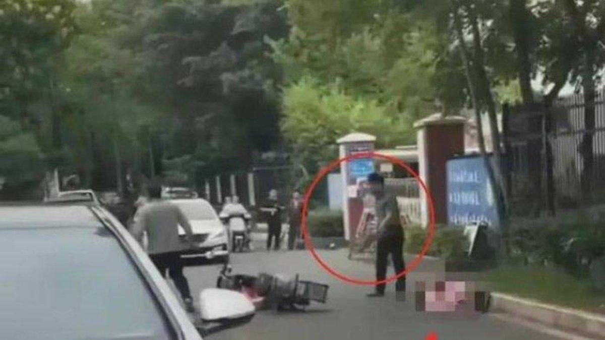 Mertua tega tikam menantunya di depan sekolah.