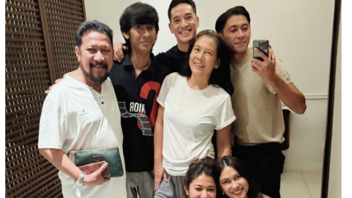 Meski Lydia Kandou dan Jamal Mirdad telah bercerai, mereka tetap kompak menghabiskan waktu bersama dengan keempat anaknya.