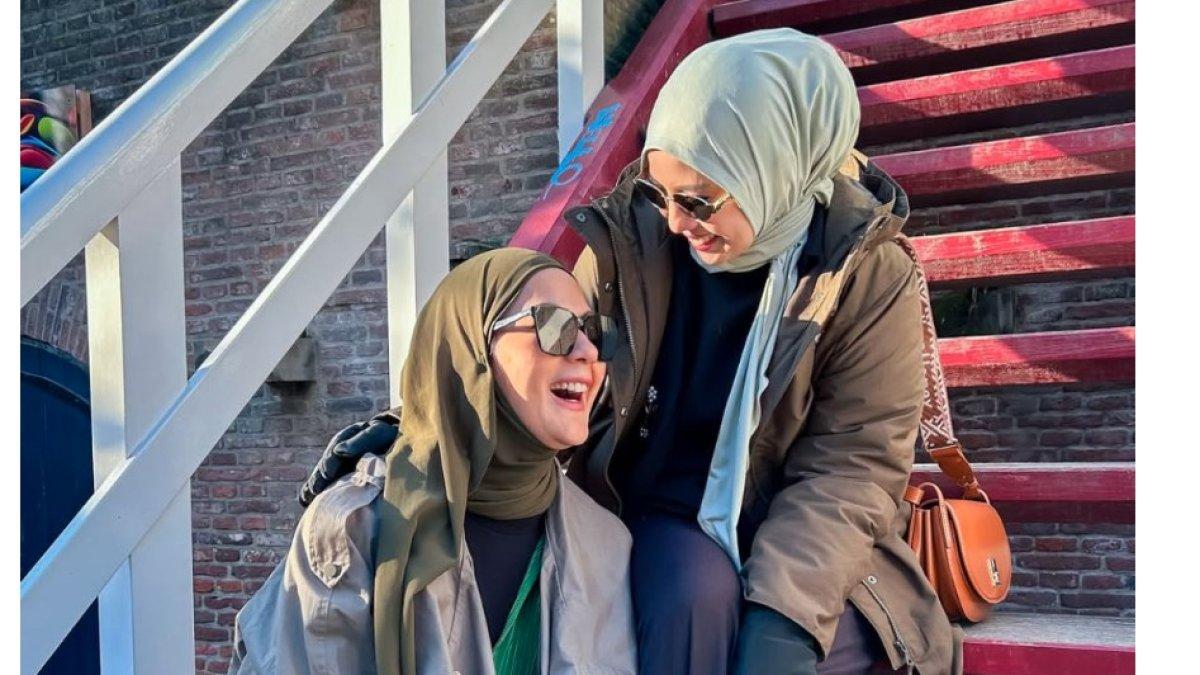 Meski sedang liburan, gaya santai Paula dan Tya tetap menjadi perhatian. Dalam unggahan tersebut, mereka memilih pakaian yang sederhana namun tetap stylish.