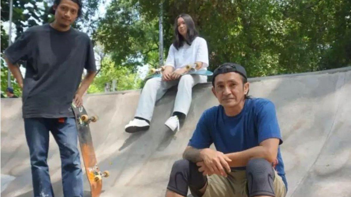 Meski usianya tidak lagi muda, namun mantan kekasih Nike Ardilla ini kerap berbusana nyentrik bak ABG.