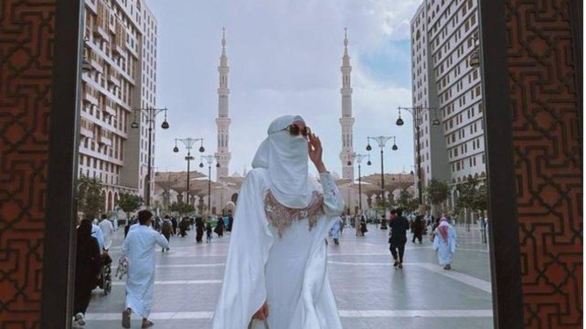 Meskipun Isa Zega kini telah mengubah jenis kelaminnya menjadi perempuan, namun sejatinya dia adalah seorang laki-laki.