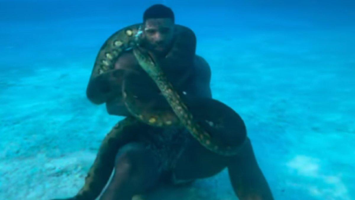 Mike Holston alias The Real Tarzann berenang dengan anaconda raksasa.