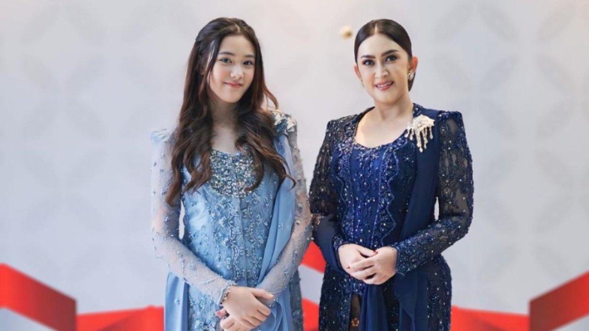 Mikhaela dan Nafa Urbach tampil cantik berkebaya