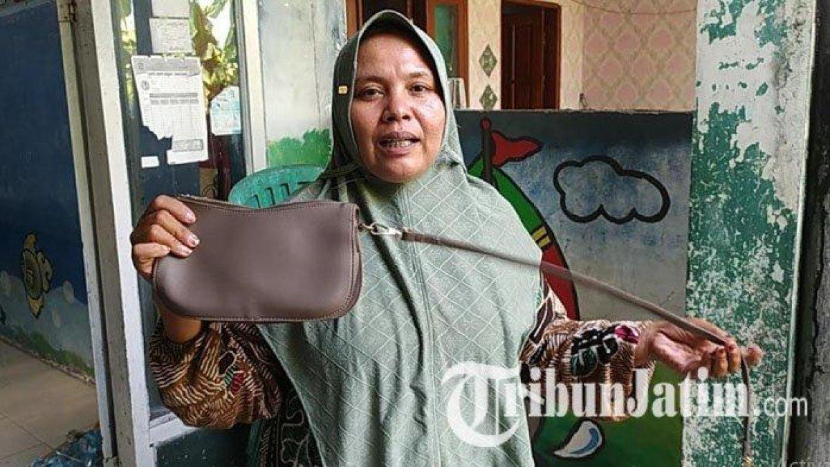 Milah (44) menunjukkan tas anaknya, MDR (21)