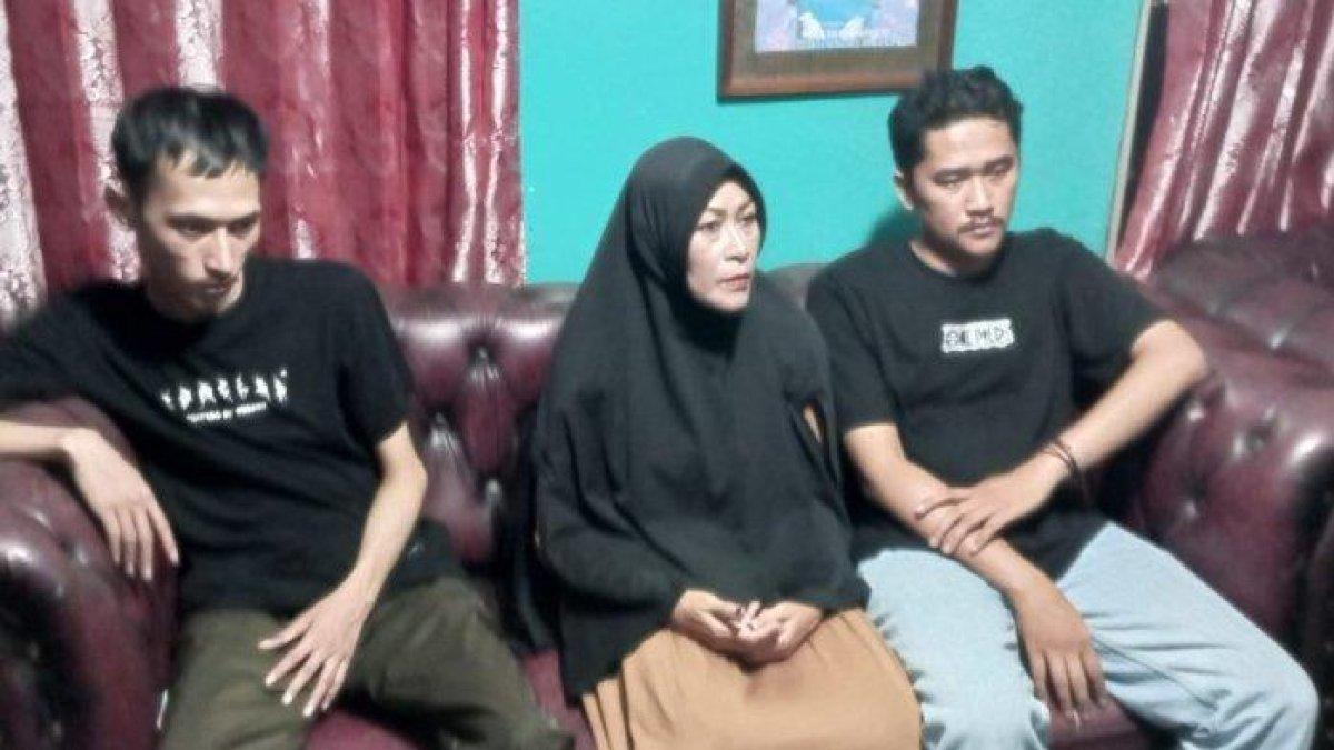 Mimin Mintarsih bersama kedua anaknya saat ditemui di rumahnya, Kamis (19/10/2023).