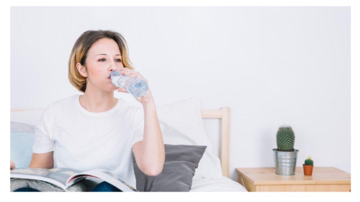 MINUM AIR PUTIH SEGELAS - Minum Segelas air Setelah bangun bisa membantu mengaktifkan sistem pencernaan