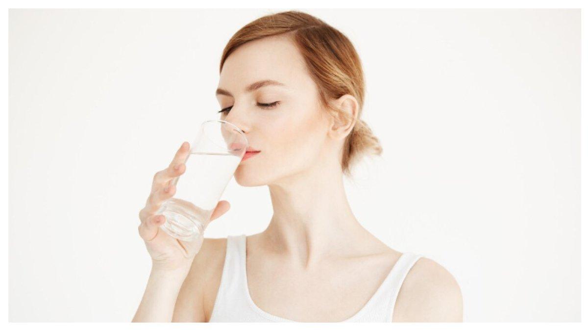 MINUM AIR YANG CUKUP - Minum air bantu turunkan berat badan! Ganti minuman manis dengan air untuk kurangi kalori untuk tubuh,
