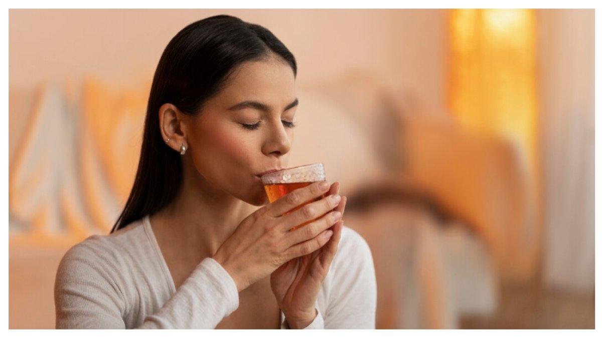MINUM TEH MANIS - Tanda seseorang kecanduan gula yaitu selalu kurang dengan rasa yang telah manis walaupun sudah manis selalu di tambahkan gula agar terlalu terasa manis sekali.