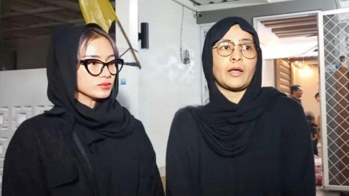 IBUNDA MITA MENINGGAL - Musisi Mita The Virgin cerita kondisi terakhir ibundanya sebelum meninggal dunia, di rumah duka di kawasan Tangerang, Jumat (27/6/2025).