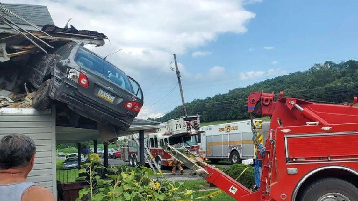 Mobil Corolla menabrak lantai 2 sebuah rumah di Decatur Township, Pennsylvania, Amerika Serikat, Minggu (6/8/2023).